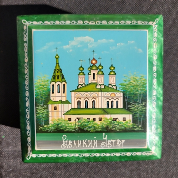Russian Lacquered Trinket Box ~ Handpainted (?) ~ Pretty! - Picture 3 of 15